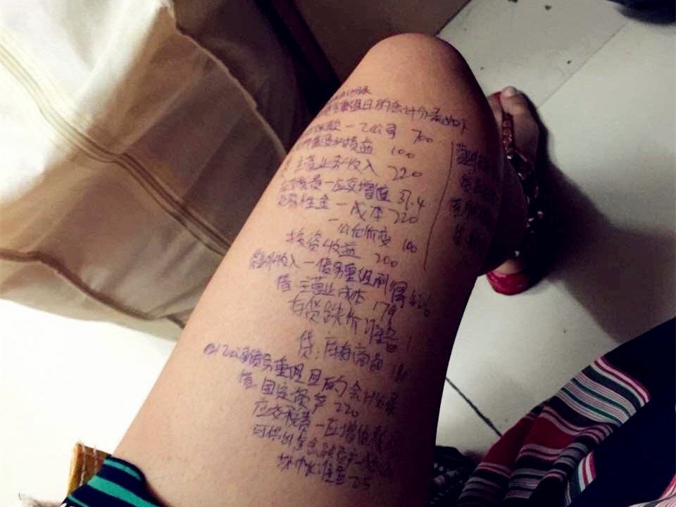 Cheat in exams. Слова нацарапанный на ноге. Body writing. Cheat in a Test. Exam cheating CIRCLEMEME.